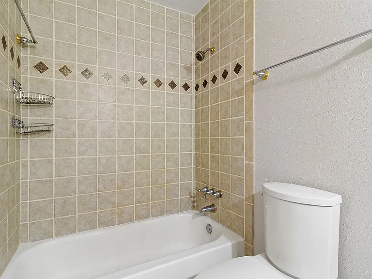1042 Augusta Dr #1042 — Photo 17