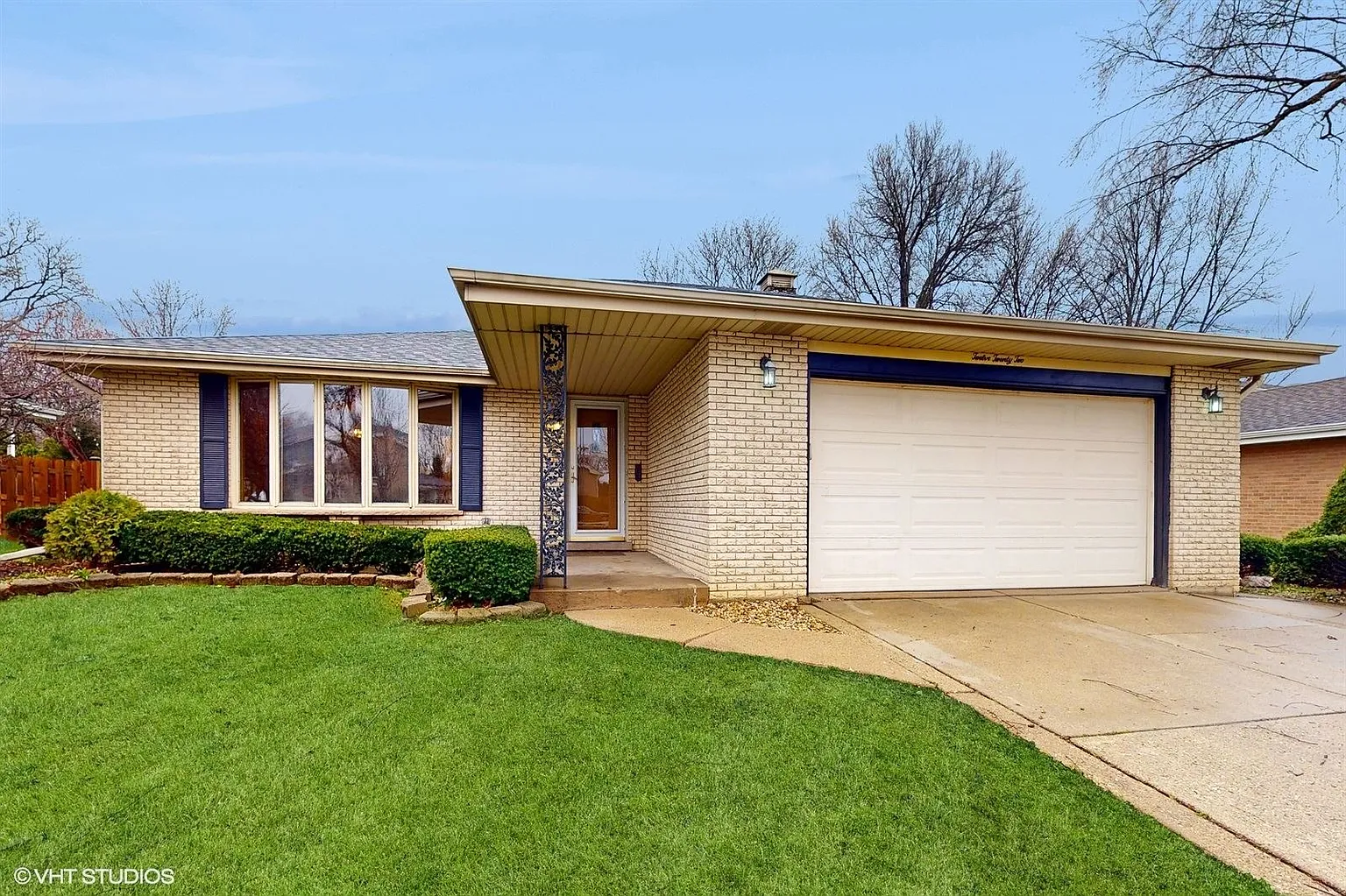 1222 W Glenn Ln photo 1