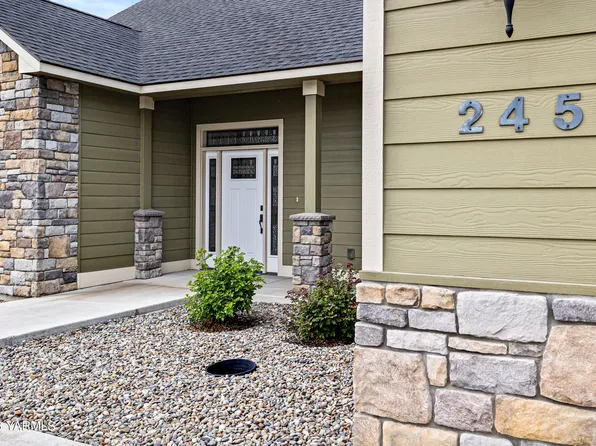 245 W Huntzinger Rd, Selah, WA 98942