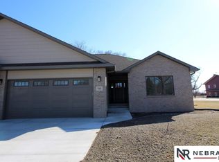 723 Nicholas Cir, York, NE 68467