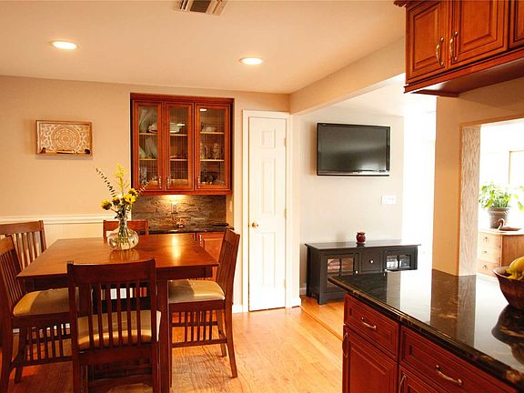 4th image of 14 Orchard Neck Ct
