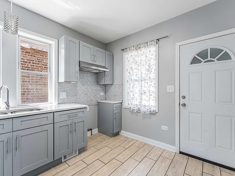 7008 S Oakley Ave — Photo 6