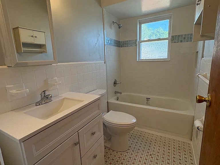 100 Iola Rd #4 — Photo 7