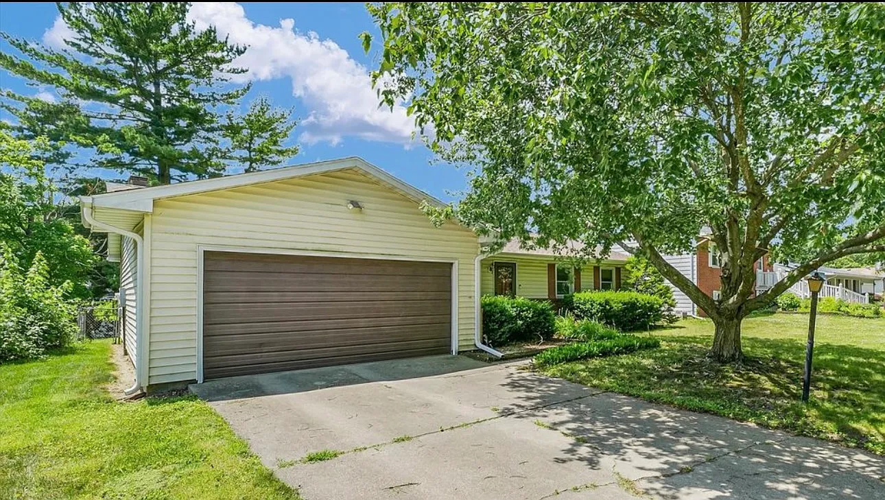 3 bed, 1325 sqft, $2,200 — Photo 3