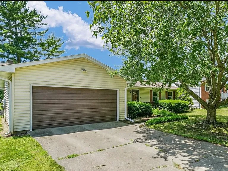 2207 Aspen Dr — Photo 3