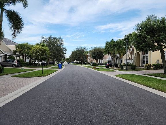 4th image of 305 Berenger Walk