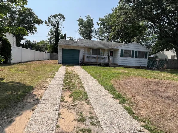 47 Hunter Ln, Centereach, NY 11720
