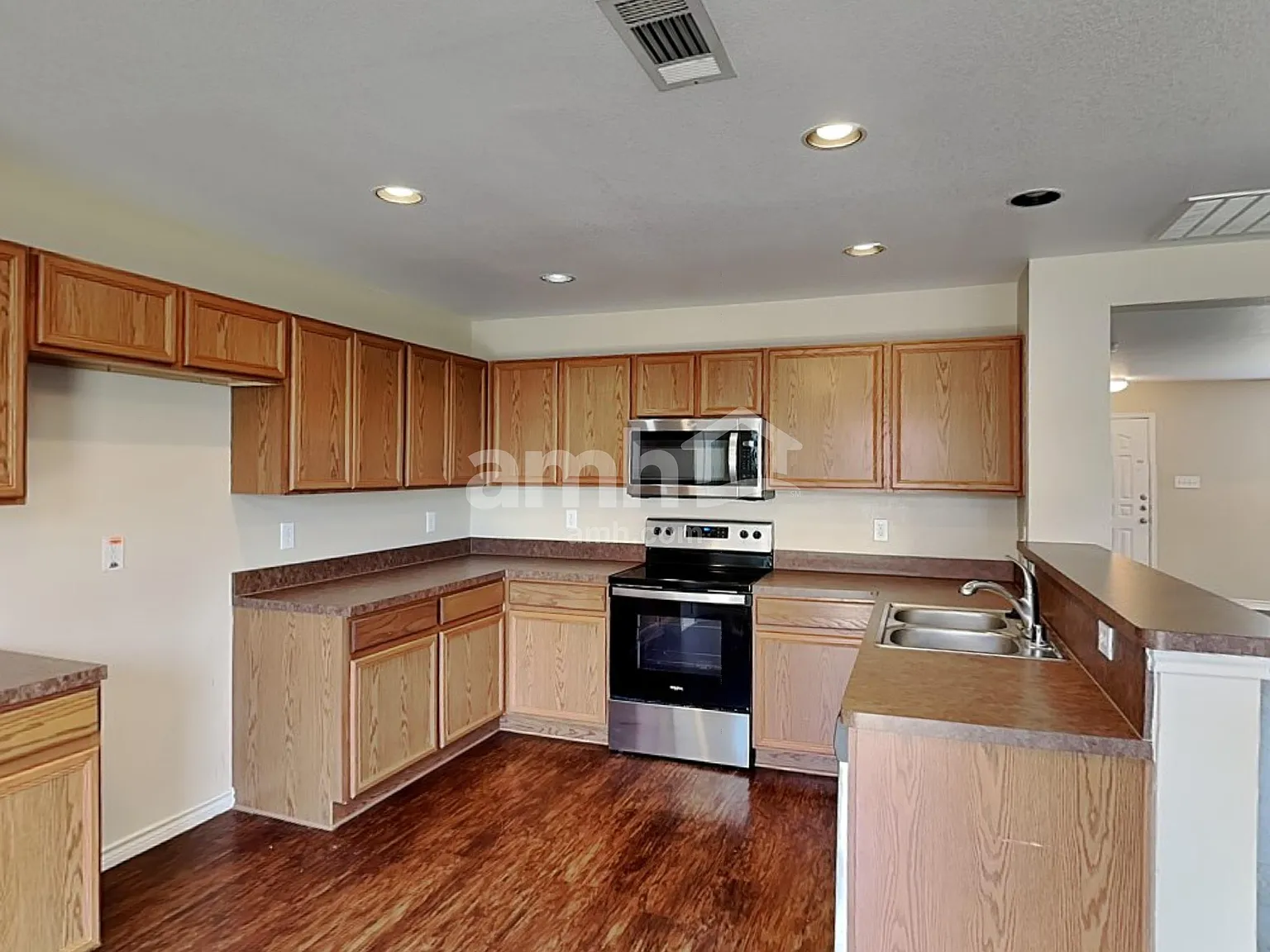 4 bed, 2.5 bath, 2800 sqft, $2,875 — Photo 3