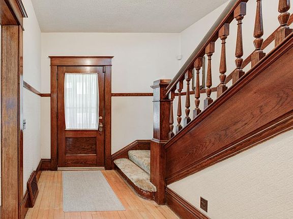 3rd image of 875 Magnolia Ave E