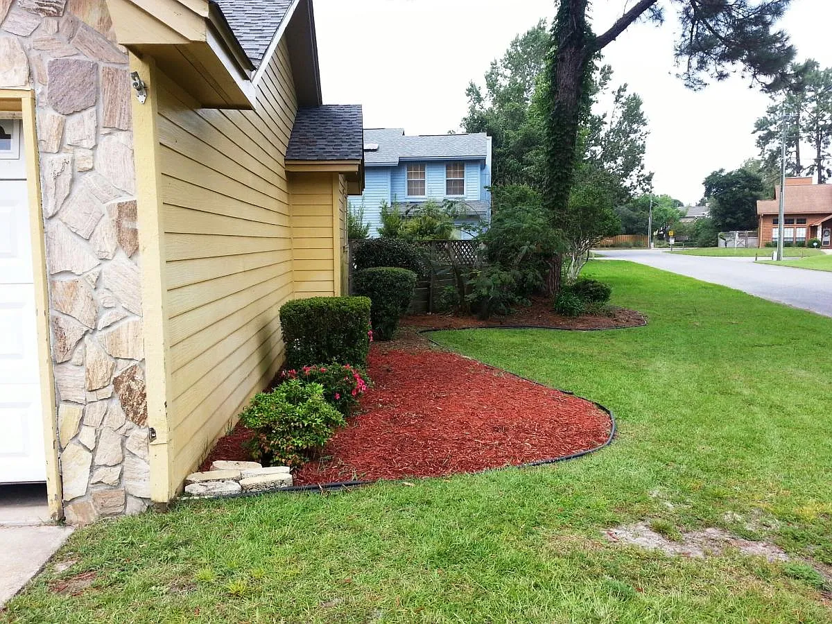 street side - 1300 Ariel Ct