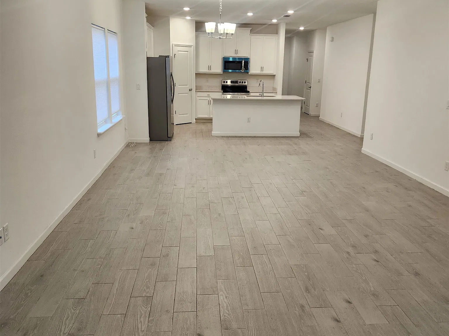 3 bed, 2.5 bath, 2126 sqft, $2,350 — Photo 2
