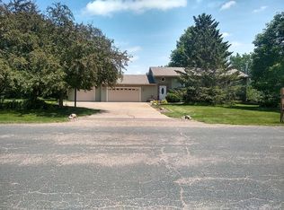827 Harbor View Rd, Hudson, WI 54016