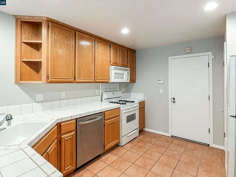 435 Regal Lily Ln — Photo 14