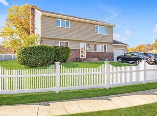 40 Ronald Dr E, Amityville, NY 11701