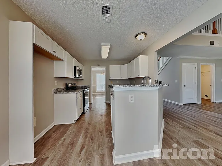 130 Kyle Way — Photo 7