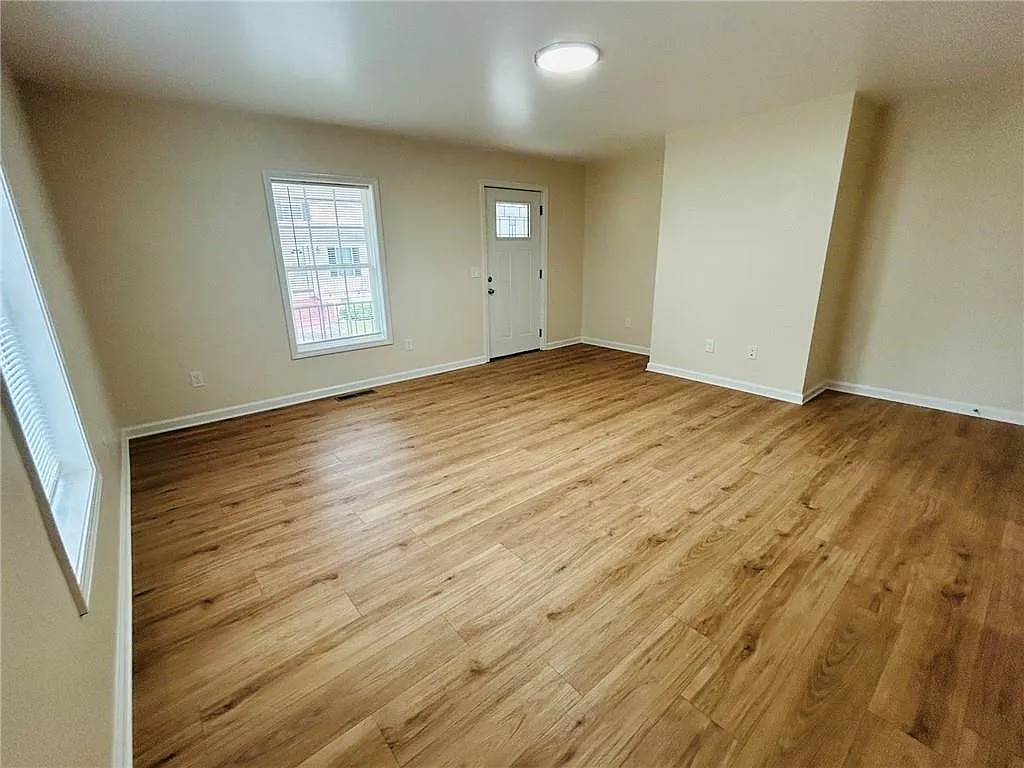 1 bed, 1.0 bath, 925 sqft, $1,350 — Photo 3