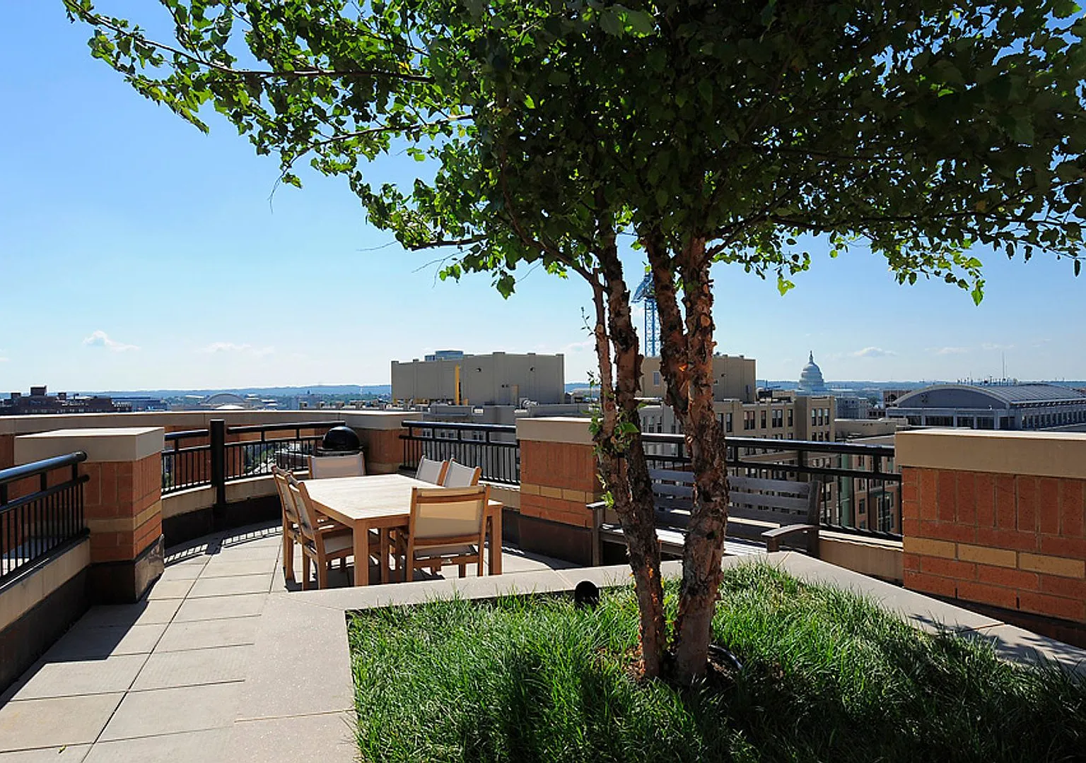 Centrally Located 2 Bedroom/2 Bath With Den And Parking — Photo 3