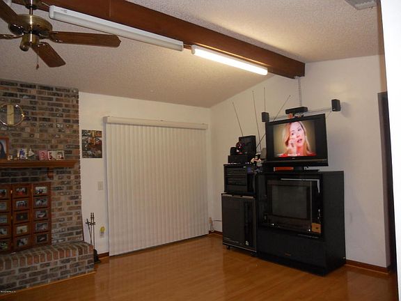 GREAT ROOM W/VAULTED CEILING