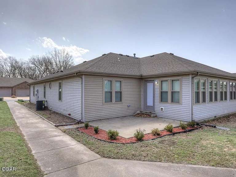 222 W Briarbrook Ln — Photo 2