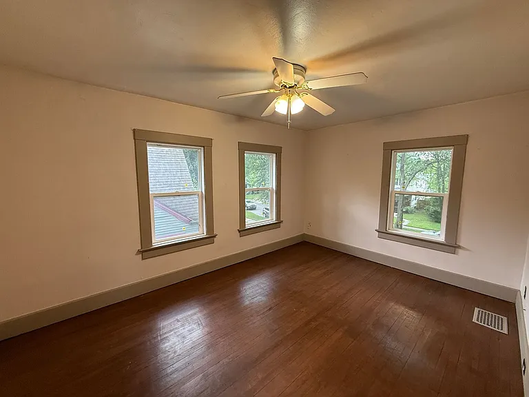 403 Englewood Ct — Photo 17