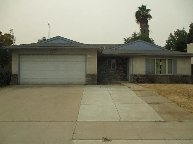 4653 W Ashcroft Ave photo 1
