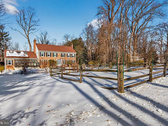 3rd image of 9 Fox Chase Rd