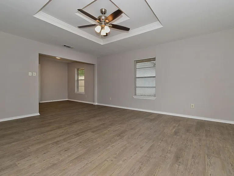 4008 Templeton St — Photo 7