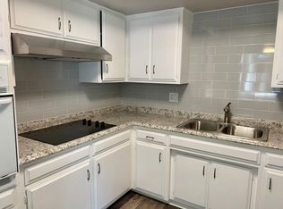 1060 Meadow Lake Dr #22, Vista, CA 92084