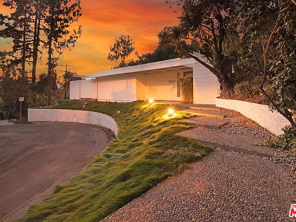 3rd image of 2621 La Cuesta Dr