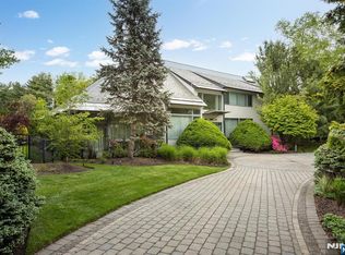4 Hunter Rdg, Woodcliff Lake, NJ 07677