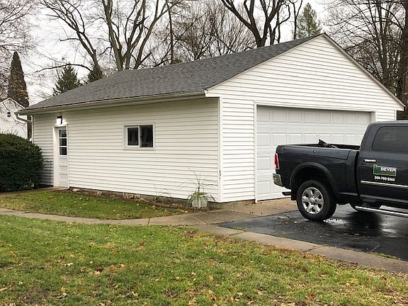 4th image of 107 E Douglas St
