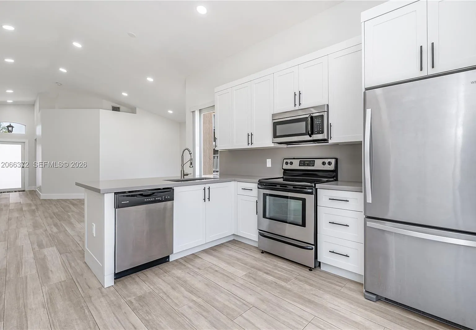 3 bed, 1317 sqft, $3,650 — Photo 2