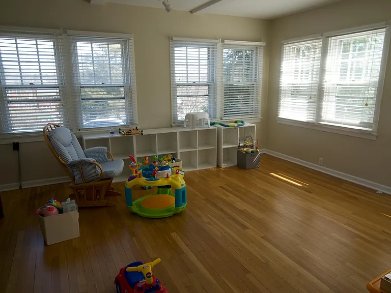 111 Marshall St — Photo 8
