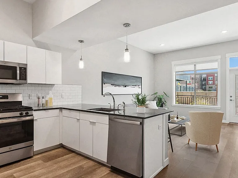 Seven Skies Apartments — Photo 18