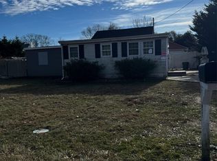 122 Manor Dr, Shirley, NY 11967