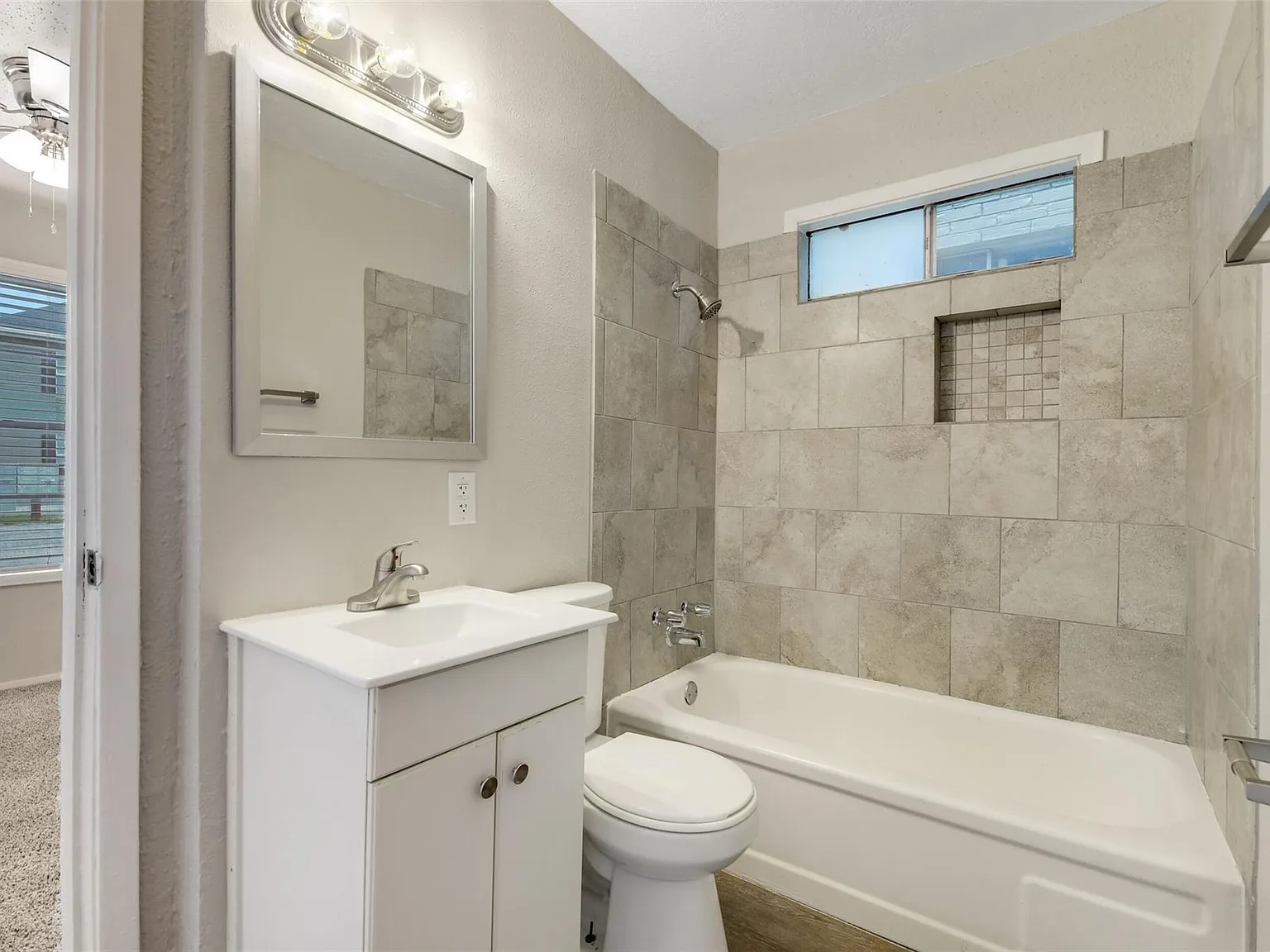 2 bed, 1.0 bath, $900 — Photo 4