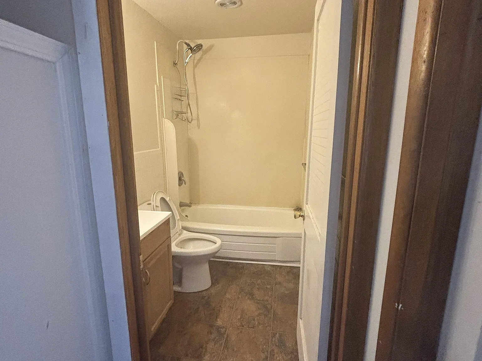 4 bed, 2.0 bath, 1600 sqft, $572 — Photo 3