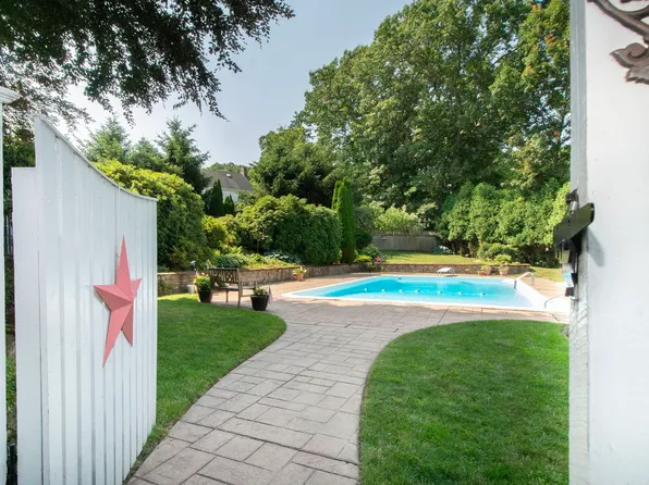 60 Packard Dr, Braintree, MA 02184