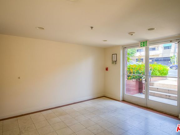 3rd image of 333 S Manhattan Pl Unit 1
