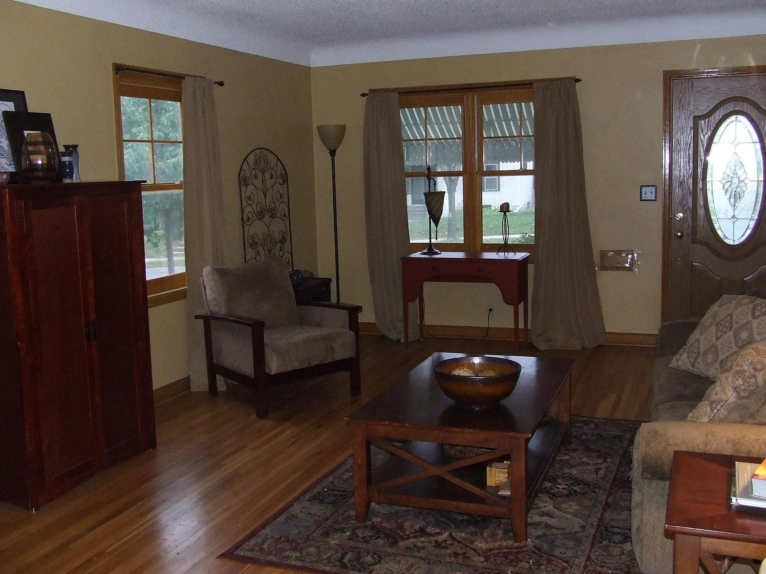 3 bed, 2100 sqft, $2,400 — Photo 2