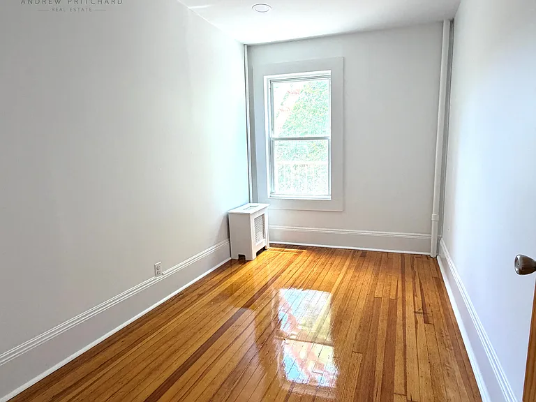 22-11 Crescent St #2 — Photo 6