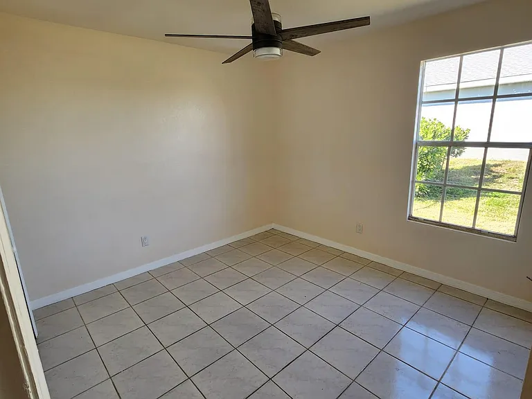 1014 NE 5th Pl — Photo 7