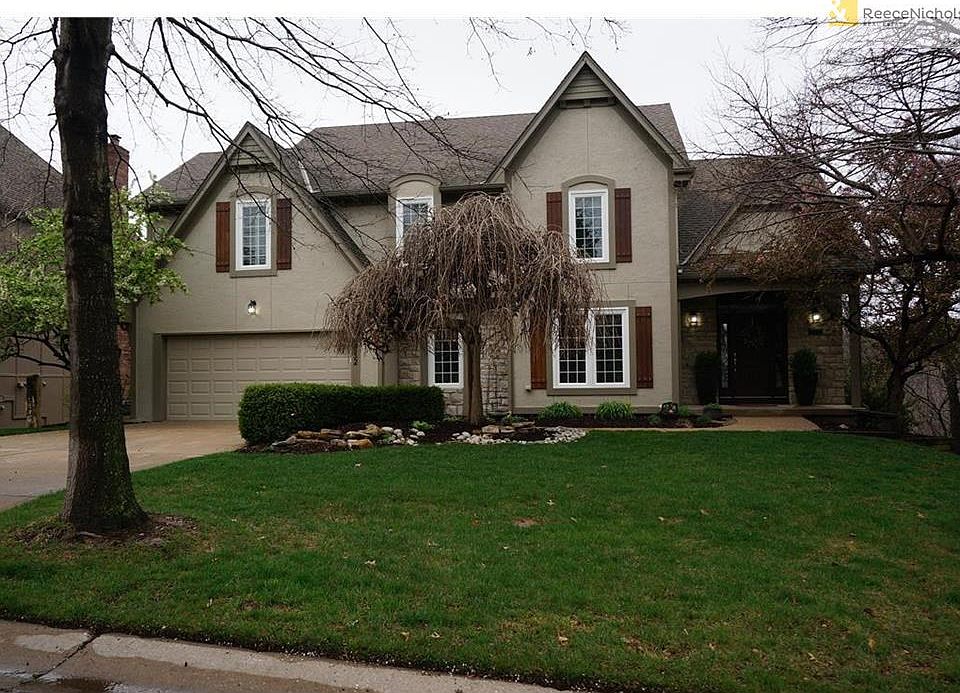 Awesome 2 story w/great curb appeal...