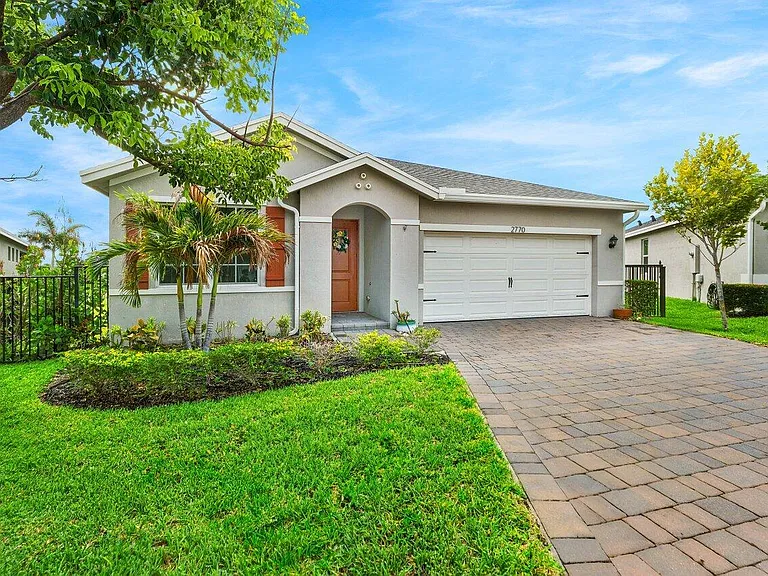 2770 NE Breezeway Cir — Photo 1
