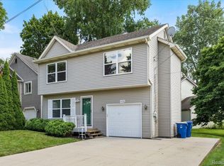 1172 Ridgemoor Dr, Waterford, MI 48328