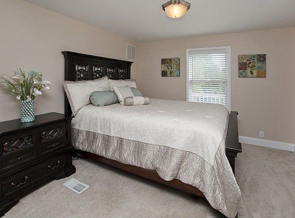 5th image of 137 Saint Charles Ln