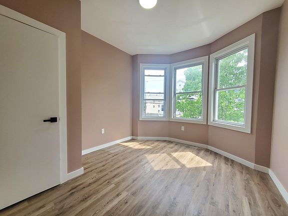 4th image of 331 Sussex Ave #2R