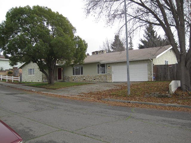 1st image of 321 Pecan St