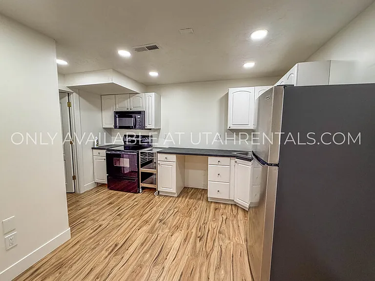 960 N Eastview Dr — Photo 38