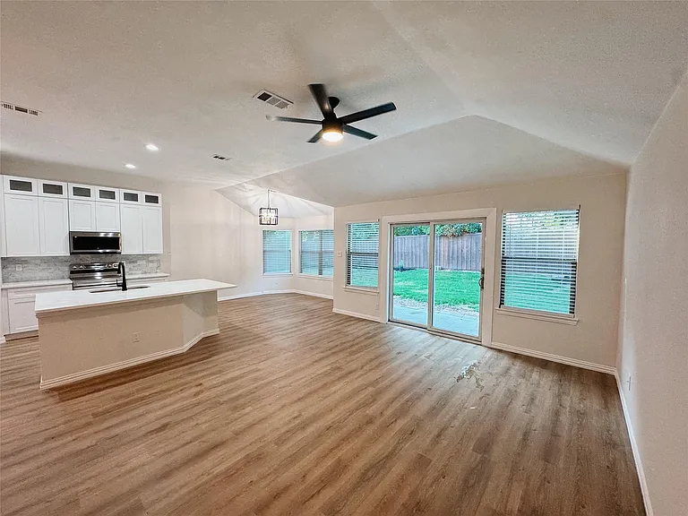 7504 Shasta Dr — Photo 15